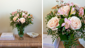 Bildkollage av två bilder på blombuketter med rosa blommor i glasvas