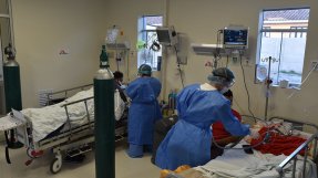 Personal från Läkare Utan Gränser vårdar patienter med covid-19 på Antonio Lorena sjukhus i Cusco, Peru. 
