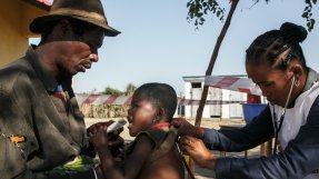 En man ger ett näringsberikat kex till sin femåriga dotter som är undernärd. Samtidigt undersöker en kvinnlig läkare barnet med ett stetoskop. Undersökningen sker under bar himmel i södra Madagascar.