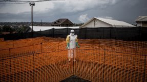 En hälsoarbetare väntar på en ebolapatient i Bunia, Kongo-Kinshasa.