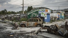 Nedbrunna bilar och bråte på gatorna i Port-au-Prince