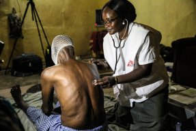 Läkaren Djenabou Diallo undersöker cancersjuka Maady Dabo i Bamako, Mali.