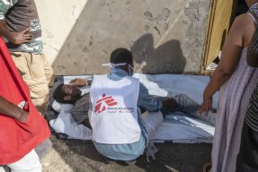 En man som flytt från Tigray i norra Etiopien får hjälp av Läkare Utan Gränser i transitlägret Al Hashaba i Sudan.
