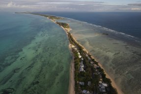 Flygfoto av ön södra Tarawa