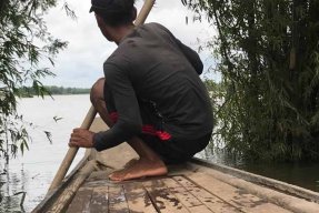 Det finns inte mycket man kan göra för att göra en förlossning bekväm på en träbåt i Mekongfloden. 