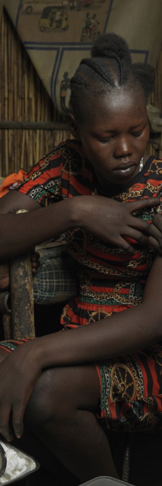 En ung gravid kvinnar får vaccin mot hepatit E i ett flyktingläger i Sydsudan.