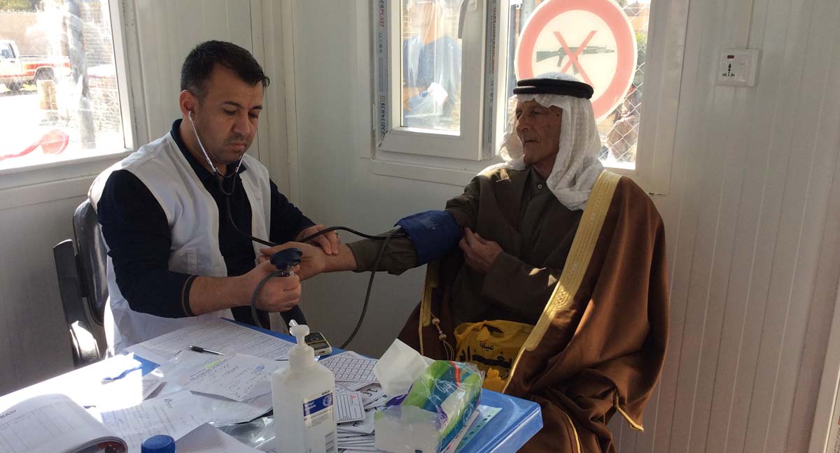 En patient får hjälp på en av våra kliniker i Irak. 