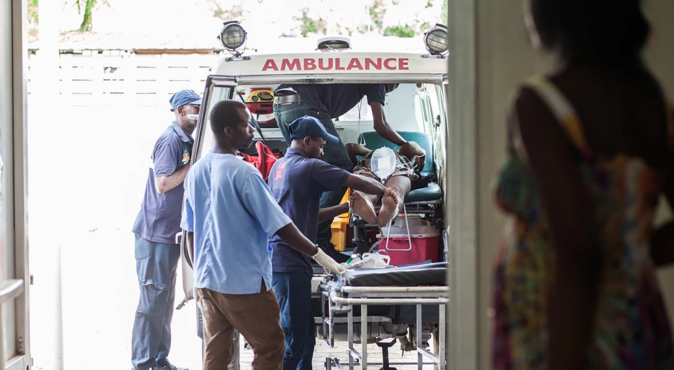 En patient anländer med ambulans till vårt sjukhus Centre de Référence en Urgence Obstétricale i Port-au-Prince, Haiti. 