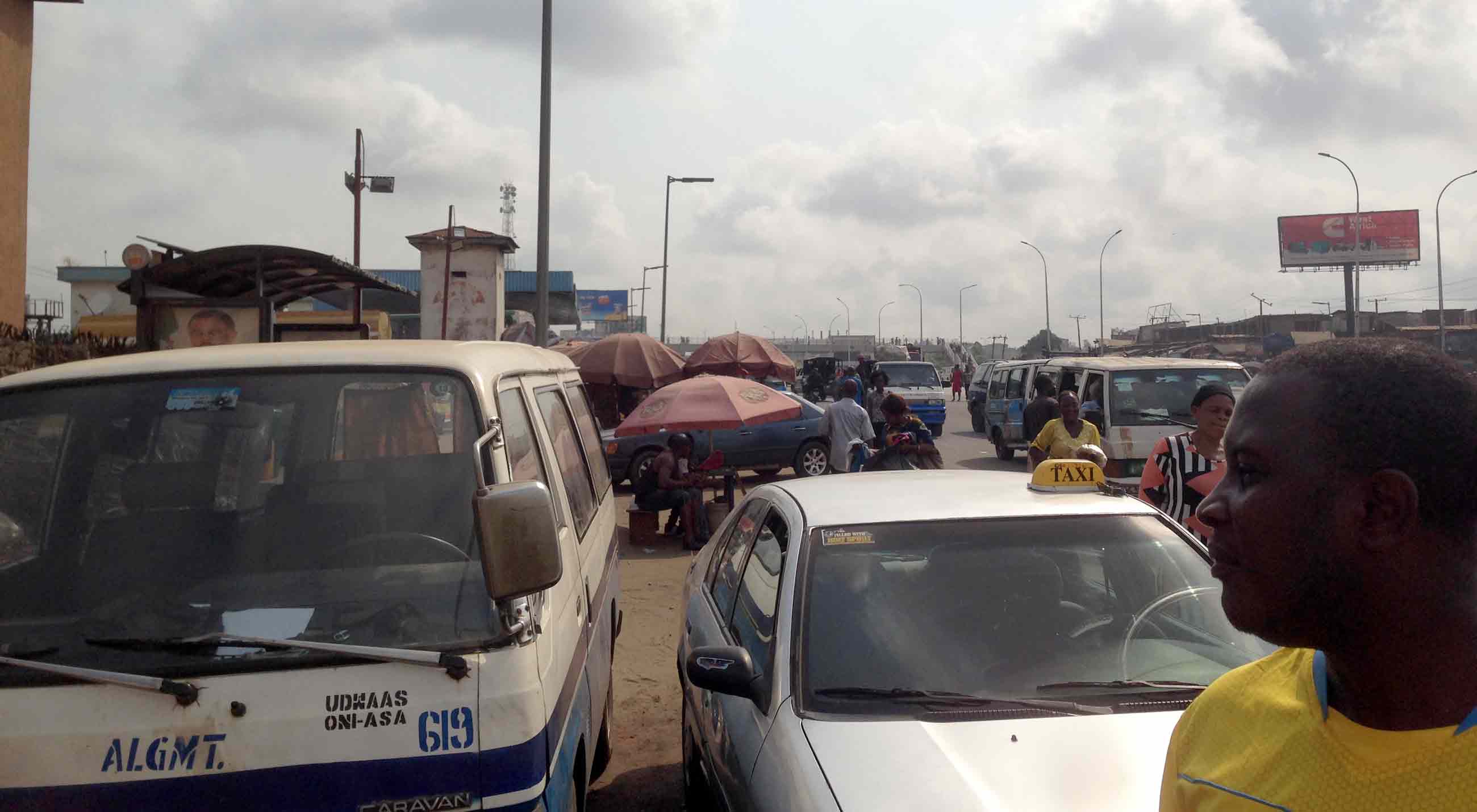 Trafik i Port Harcourt, till tonerna av Westlife. 