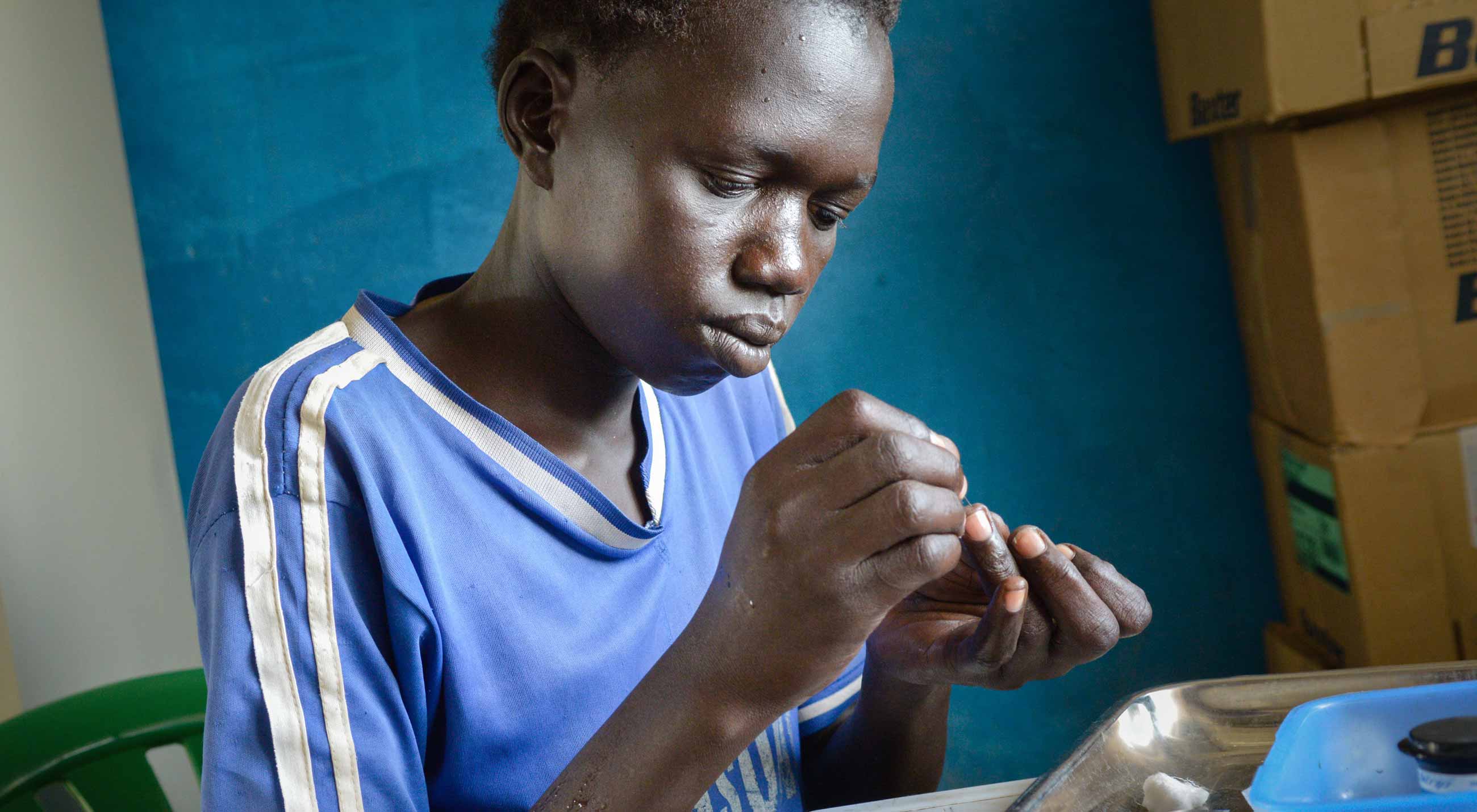 Diabetessjuka Bagat Adshar testar sitt blodsocker på Agok-sjukhuset i Sydsudan.