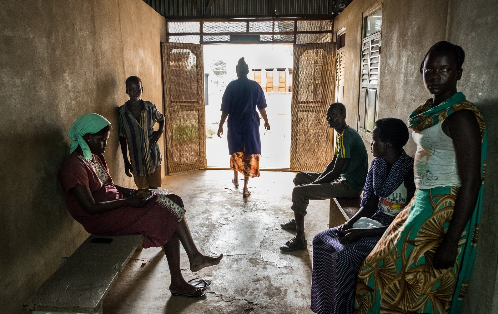Anhöriga till patienter väntar i ett rum på Läkare Utan Gränsers sjukhus i Agok