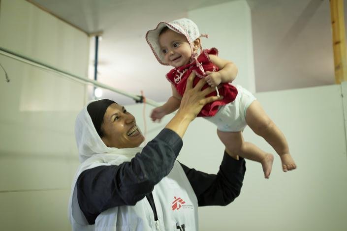 Sedra fick en hård start i livet, men mår nu bra. Här hissas hon av den norska barnmorskan Mali Ibrahhimi.