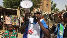På marknaden i Niono i Mali sprider hälsoinformatören Amadou information om hur man kan skydda sig mot smitta. 