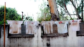 T-shirts från Läkare Utan Gränser hänger på tork i Juba, Sydsudan.
