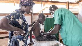 ett barn får behandling mot malaria på en klinik i ett flyktingläger i Sydsudan