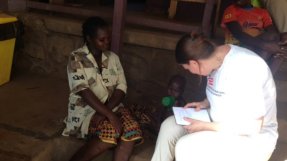 Julie, som är undernärd och har malaria, på sjukhuset i Bossangoa, Centralafrikanska republiken.