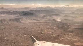 Utsikten från flygplanet över bergen i Afghanistan. 