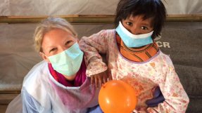 Difterisjuka Zunaira och sjuksköterskan Ida Claesson i Bangladesh. 