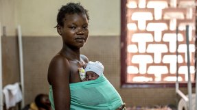 Mamman Stella och hennes nyfödda bebis på Castor sjukhus, Centralafrikanska republiken.