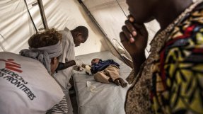 En sjuksköterska undersöker ett barn som just kommit in till kolerakliniken i Katana, Kongo-Kinshasa.
