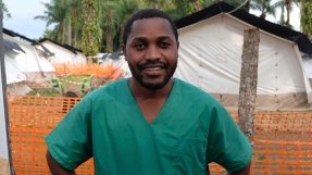 Patient Muhindo Kamavu, sjuksköterska som arbetar med ebolautbrottet i Nordkivu, Kongo-Kinshasa.