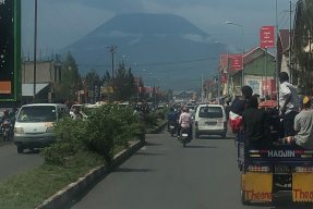 En väg med en vulkan i slutet