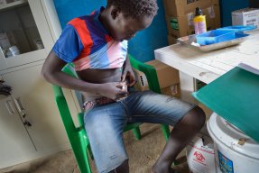 14-årige Deng Gwin tar sin insulinspruta. Han är en av patienterna vid Läkare utan gränsers diabetesklinik i Agok i Sydsudan.