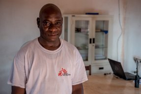 En man som arbetar som ekonom på Läkare Utan Gränsers kontor i Centralafrikanska republiken