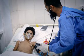 Waddah, 15, ligger på isoleringsavdelningen i Aden, Jemen, eftersom hans sår har blivit infekterade.