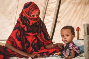Rabia tillsammans med sin son Iftu, som vårdades in för akut undernäring på Duptisjukhuset i Afarregionen, Etiopien.