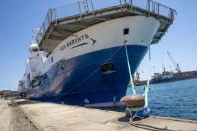 Läkare Utan Gränsers sök- och räddningsfartyg Geo Barents ligger i en hamn.