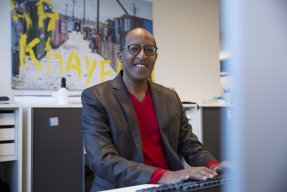 en anställd på Läkare Utan Gränsers svenska kontor sitter vid sitt skrivbord