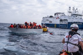 Människor till havs som plockas upp av sök- räddningsfartyget Geo Barents