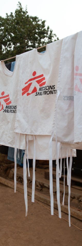 På en tvättlina hänger västar med Läkare Utan Gränsers logo.